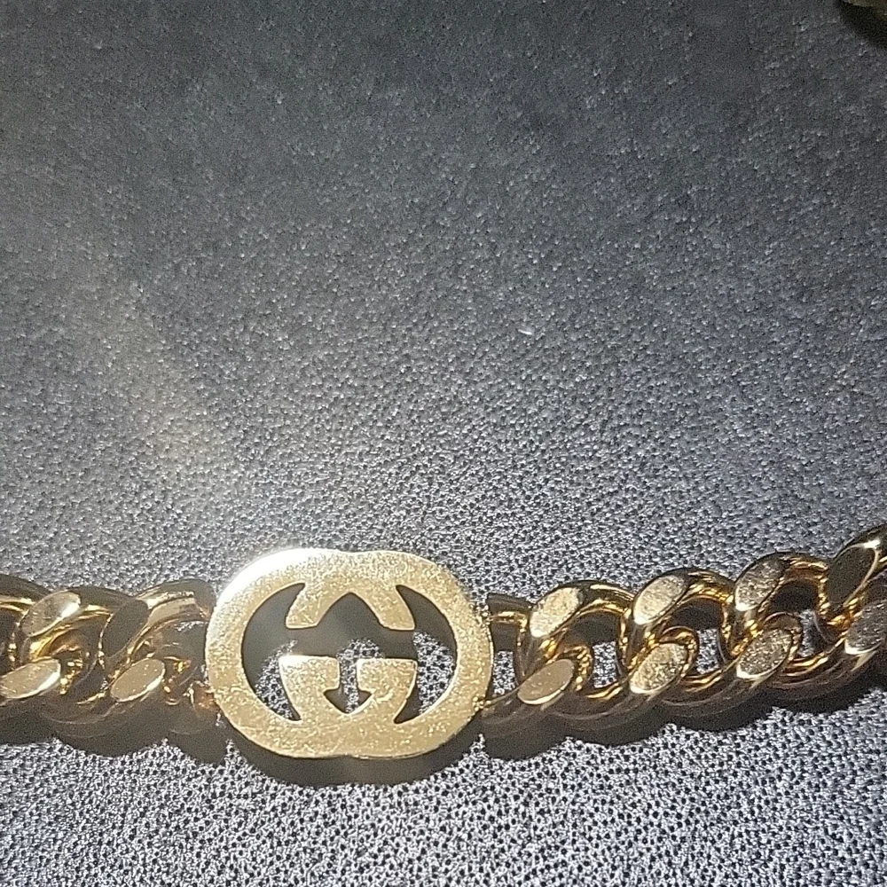 Gucci Gold-Tone Curb Chain Necklace with Interlocking Logo - Picture 3 of 4